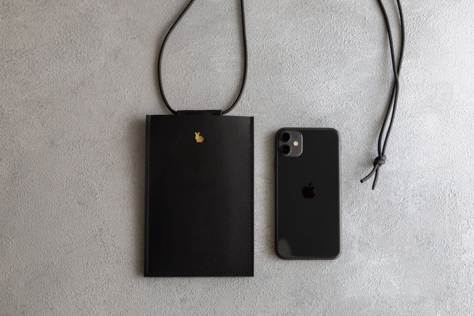 オール牛革製》うさぎマークのシンプルスマホショルダー ブラック 