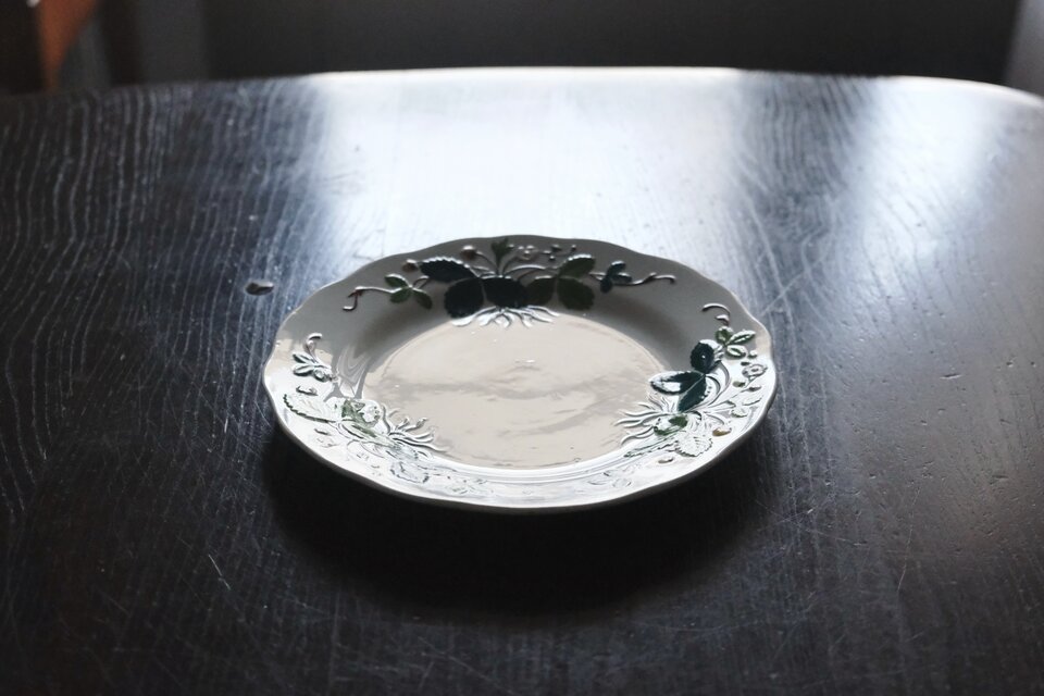 Creil&Montereau 彩色 いちご レリーフ皿 平皿 クレイユエモントロー