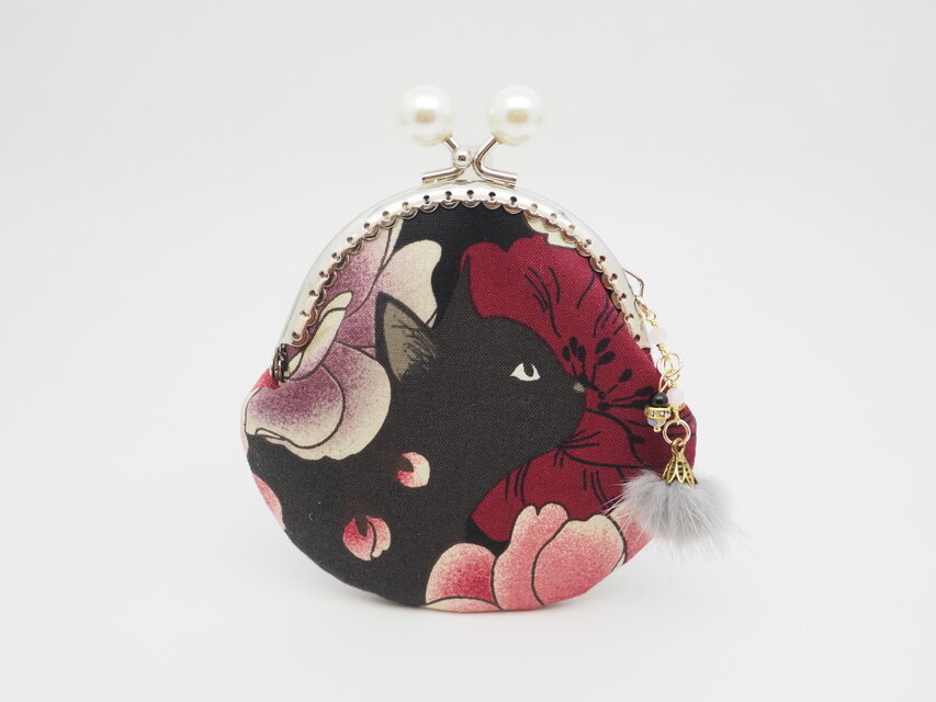 手刺繍 ハンドメイド がま口 ポーチ 猫 黒猫 宝石 眠り猫 黒猫と牡丹・ブラック」がま口ポーチ・コインケース（口金8.5センチ