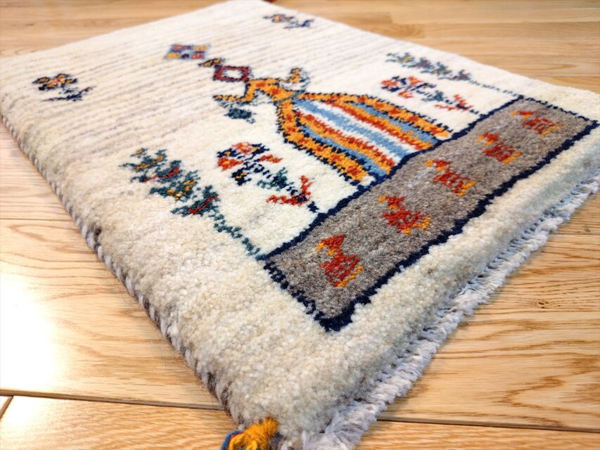 ペルシャ手織りギャッベ 120x80 アマレ族 ギャベ 手織り ペルシャ ギャッベ 玄関マット小 58x41㎝ アイボリー 織子さん