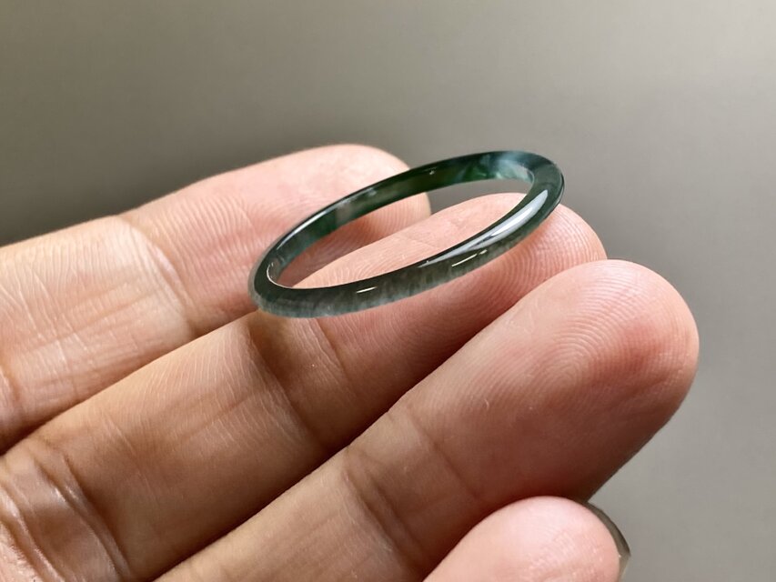 L19-02 上品 極細 氷種 森緑 27.0号 グアテマラ産 A貨 本翡翠 くりぬき