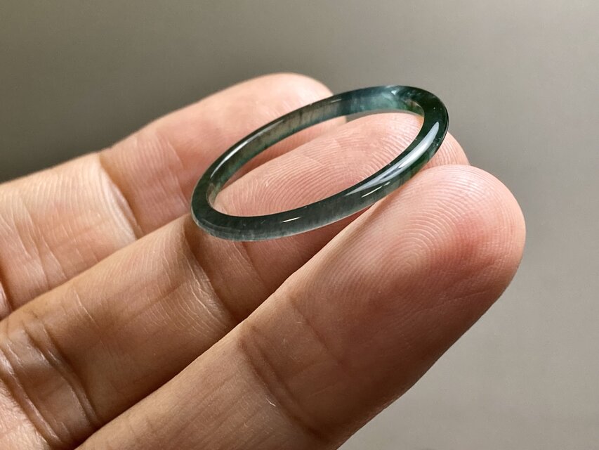 L19-02 上品 極細 氷種 森緑 27.0号 グアテマラ産 A貨 本翡翠 くりぬき