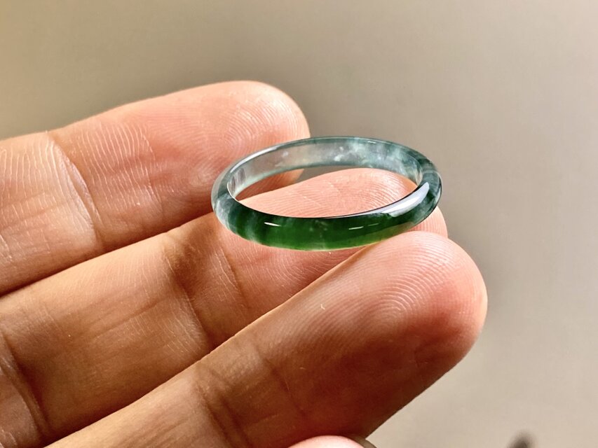 L19-09 上品宝石質高氷種辣緑17.5号グアテマラ産A貨本翡翠くりぬきリング L19-09 上品 宝石質 高氷種 辣緑 17.5号 グアテマラ産 A貨 本翡翠