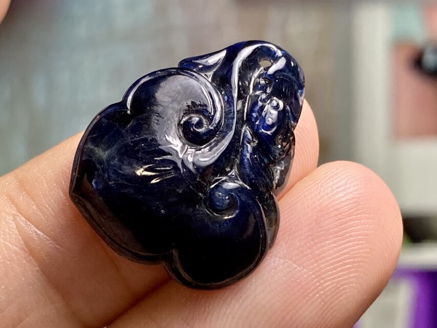 RS13-156 非加熱 13.78ct 勝色 手彫り 如意 サファイア ペンダント