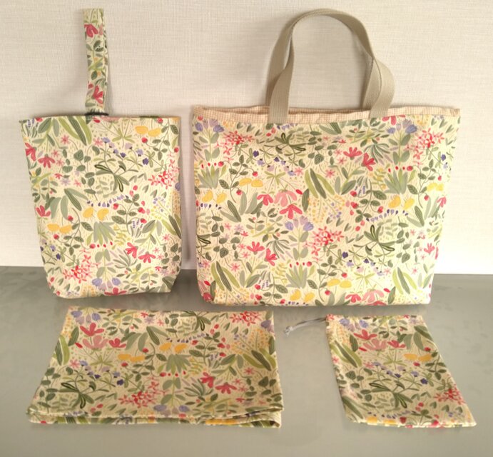 ハンドメイド　オーダー　レッスンバック　ランチョンマット　巾着袋　など 花柄のレッスンバッグ、上履袋、巾着、ランチマットの4点セット