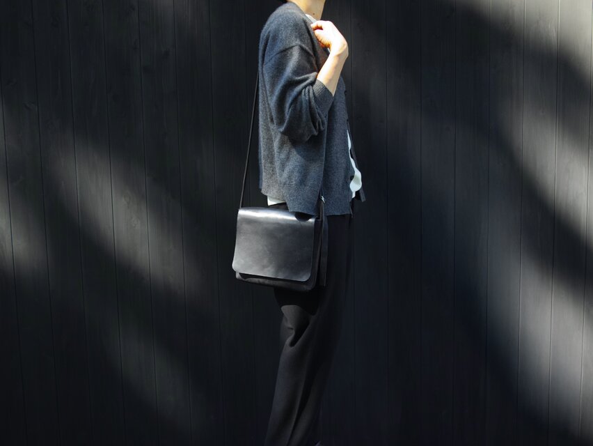 new】レザーショルダーバッグ black ＜XS＞フタつき | iichi 日々の