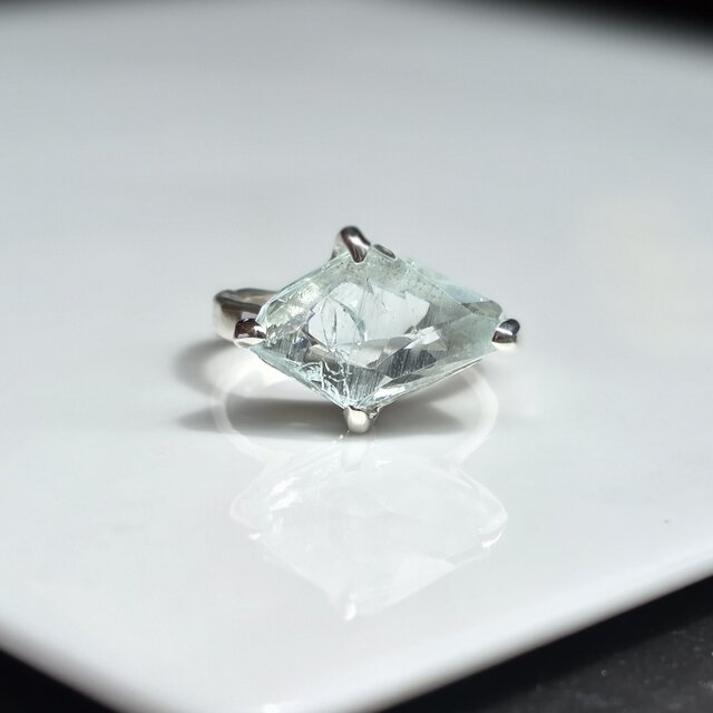 レインボー アクアマリン 虹のカケラを閉じ込めた鉱物のリング