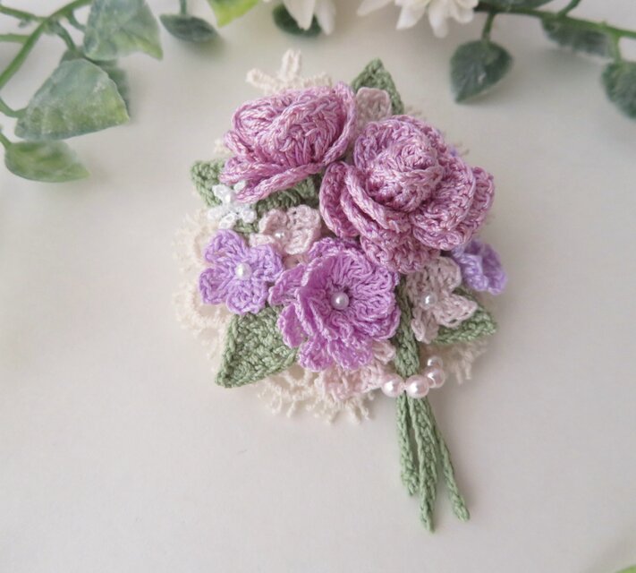 絹糸の輝き】レース編み 薔薇と野の花の小さな花束ブローチ ～pale