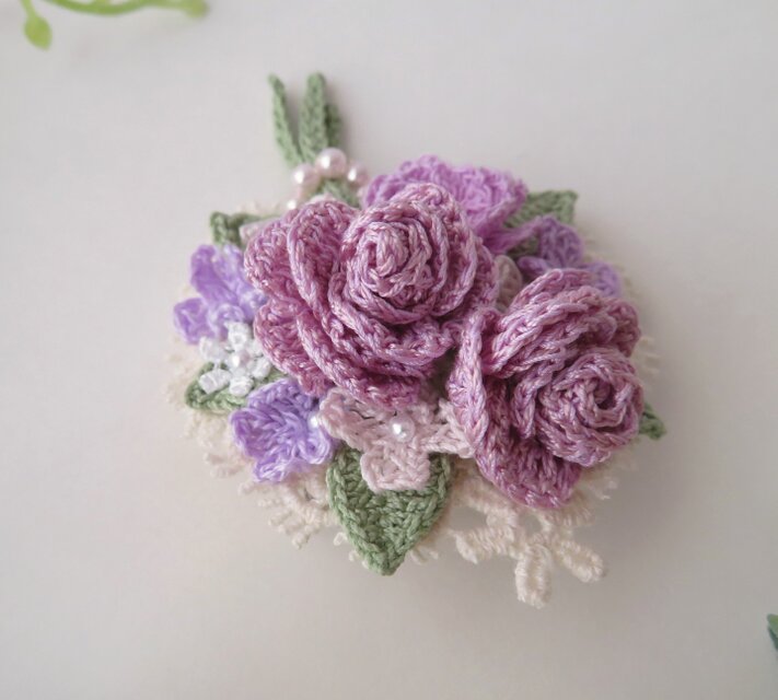 絹糸の輝き】レース編み 薔薇と野の花の小さな花束ブローチ ～pale