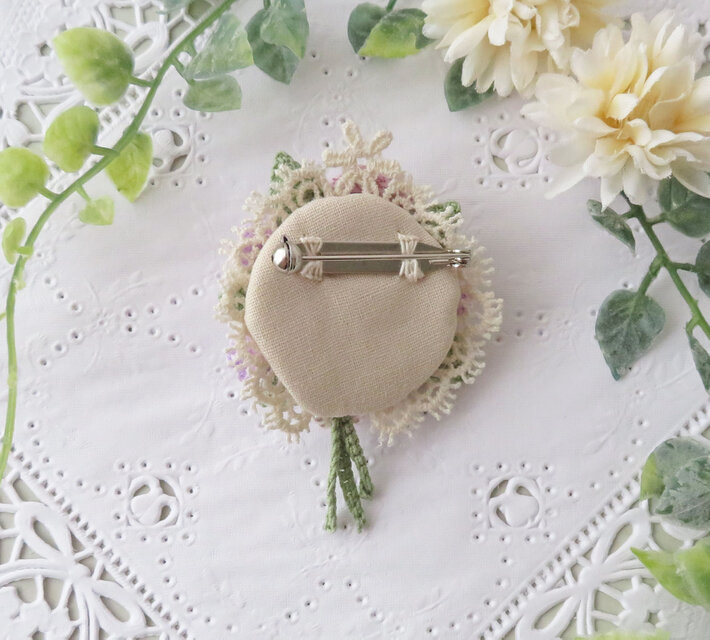 絹糸の輝き】レース編み 薔薇と野の花の小さな花束ブローチ ～pale
