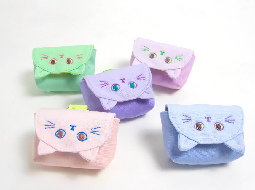 パネルポーチ　ひらひら猫　リボンが可愛い① カラビナ付き◎ ねこ ミニミニ イヤホンポーチ ラベンダー | iichi