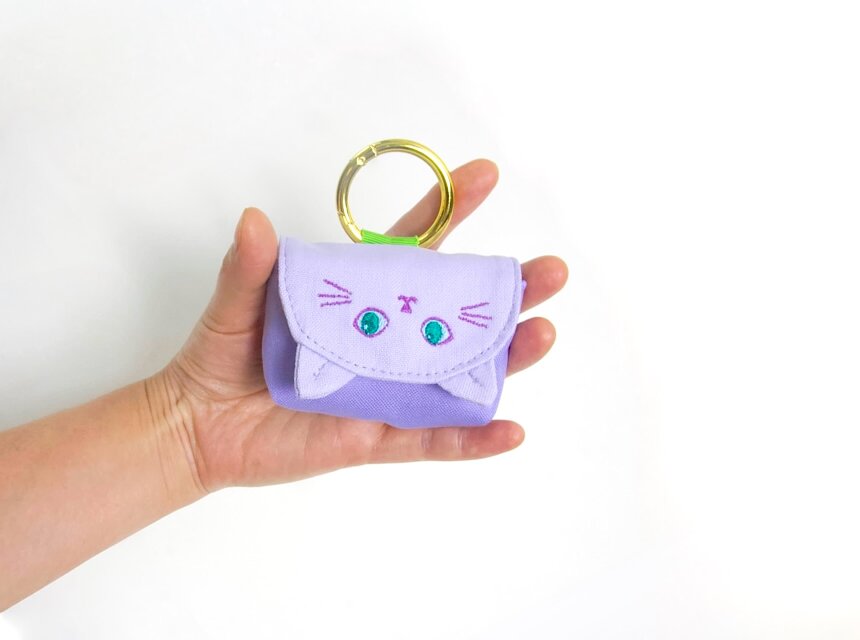 カラビナ付き◎ ねこ ミニミニ イヤホンポーチ ラベンダー | iichi