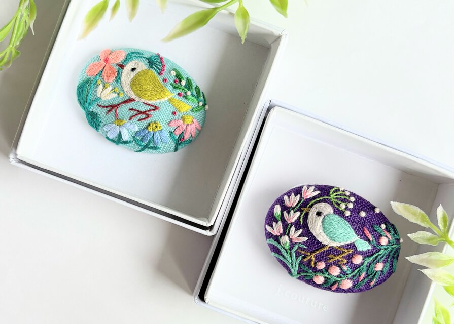 モコ花 刺繍ブローチ 薄ピンク×ネイビー生地 小さなお花の刺繍ブローチ
