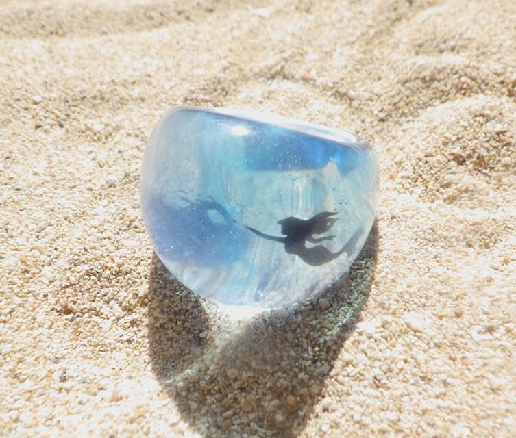 Ocean Ring 人魚が泳ぐクリアアクアブルーの樹脂リング | iichi 日々の