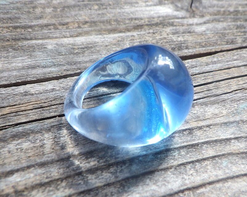 Ocean Ring 人魚が泳ぐクリアアクアブルーの樹脂リング | iichi 日々の