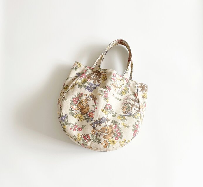大人が楽しめる 花とうさぎのリース柄ラウンド型バッグ｜キナリ