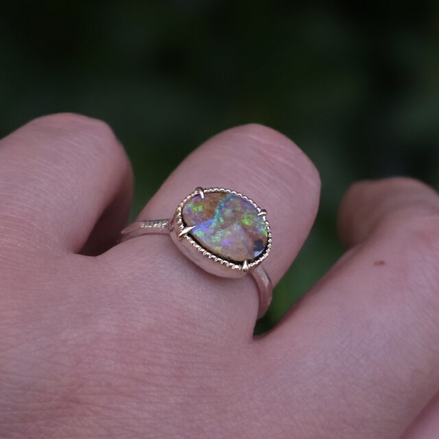 ボルダーオパール 湧き上がる遊色 3.7ct ミル打ツメ K18とシルバー925