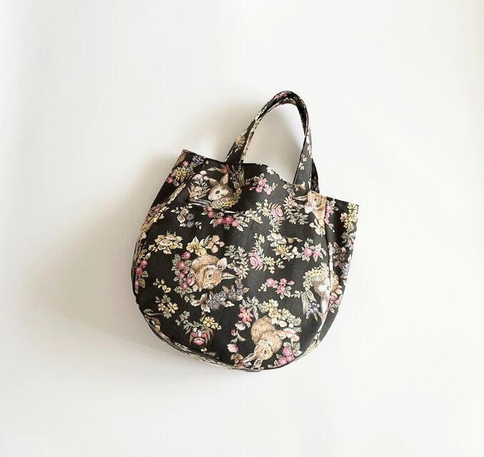大人が楽しめる 花とうさぎのリース柄ラウンド型バッグ｜ブラック