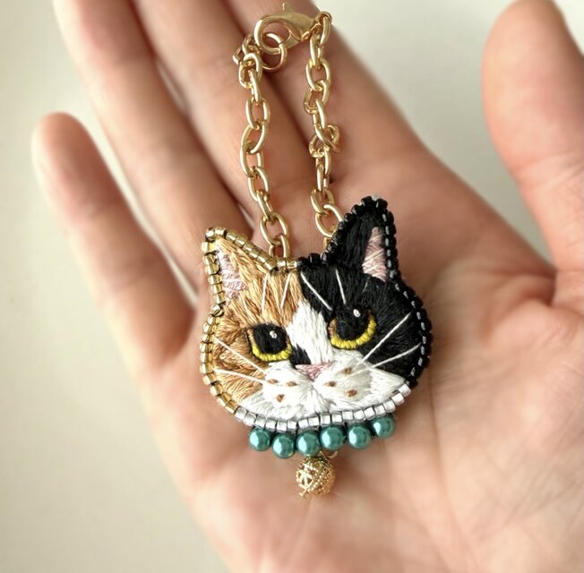 三毛猫バッグチャーム】手刺繍 2way仕様(ブローチ) 猫の日 うちの子 愛