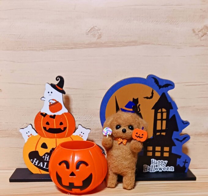 トイプードル　羊毛フェルト　ハンドメイド　犬　ハロウィン　置物　ぬいぐるみ　犬服 ハロウィン 羊毛フェルト トイプードル パンプキン バスケット付きです