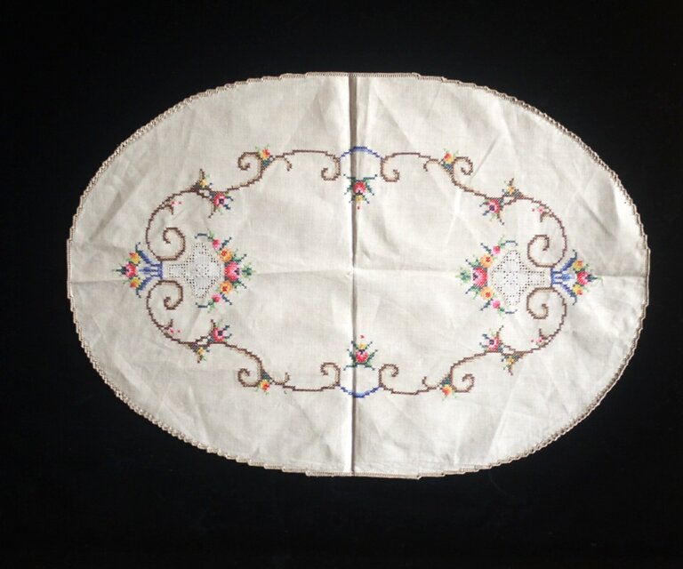 薔薇の蔓 クロスステッチ刺繍 テーブルセンター ドイツヴィンテージ