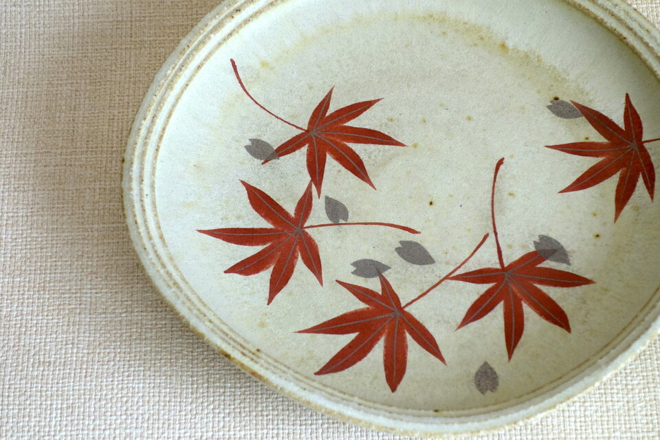 銀彩赤絵紅葉・桜四方皿 | iichi 日々の暮らしを心地よくする