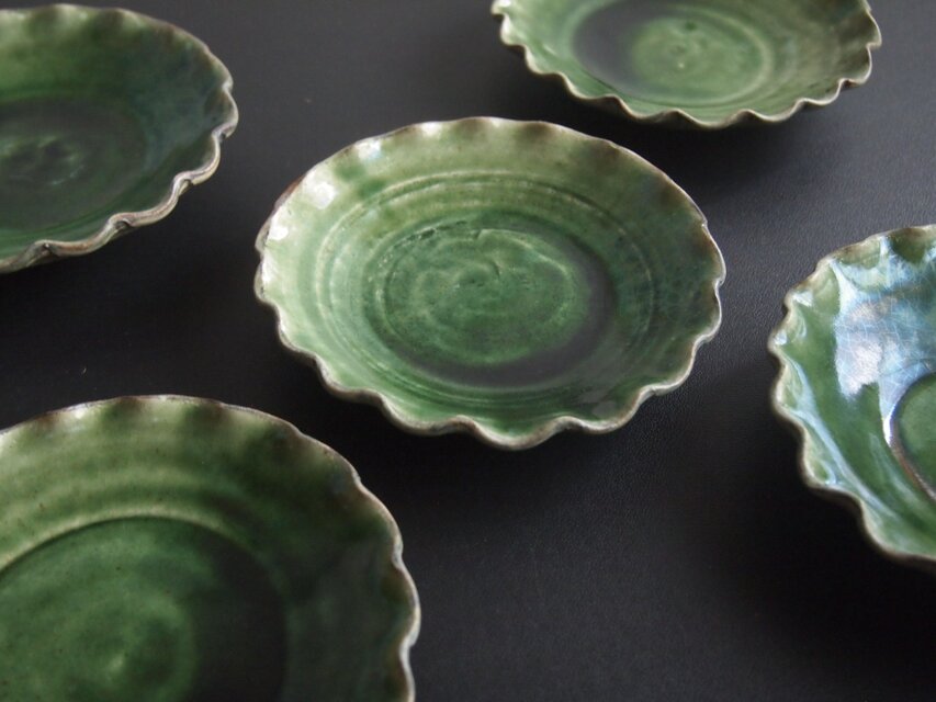 緑釉フリル皿（5寸） | iichi 日々の暮らしを心地よくするハンドメイド