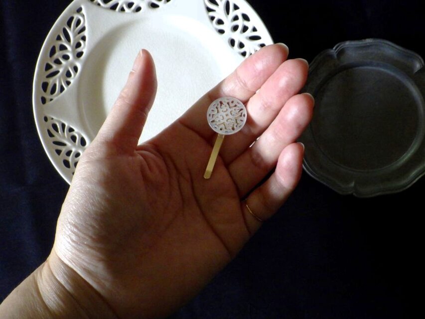 白蝶貝のポニーフック □ 透かし彫り フラットコイン | iichi 日々の