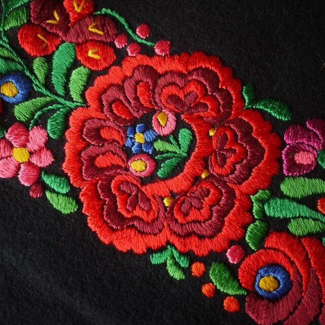 ハンガリー刺繍 タペストリー マチョー セントイシュトヴァン | iichi
