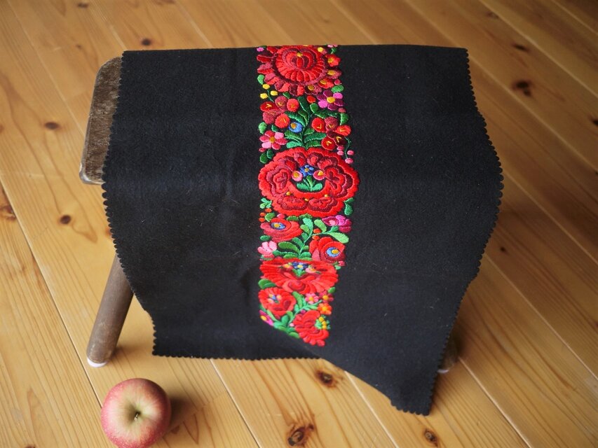 ハンガリー刺繍 タペストリー マチョー セントイシュトヴァン | iichi
