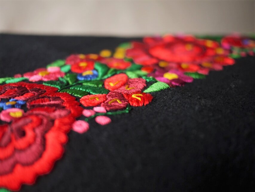 ハンガリー刺繍 タペストリー マチョー セントイシュトヴァン | iichi