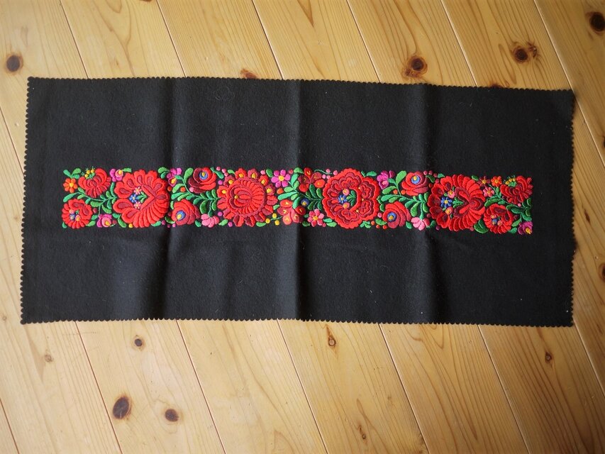 東欧雑貨 ハンガリー刺繍 マチョー刺繍 ヴィンテージ タペストリー ハンガリー刺繍 タペストリー マチョー セントイシュトヴァン | iichi