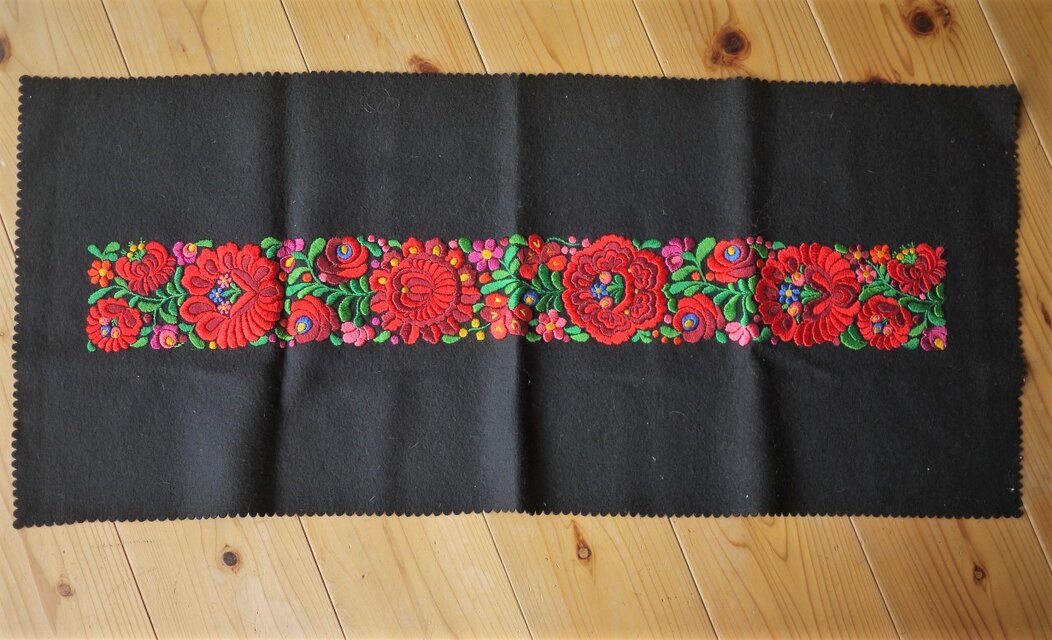 ハンガリー刺繍 タペストリー マチョー セントイシュトヴァン | iichi