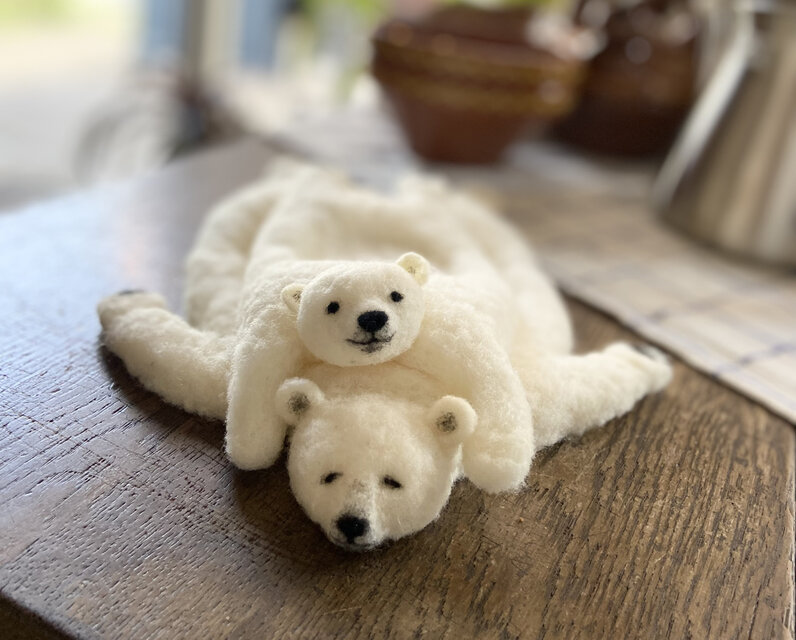 くったりシロクマの親子マット | iichi 日々の暮らしを心地よくする