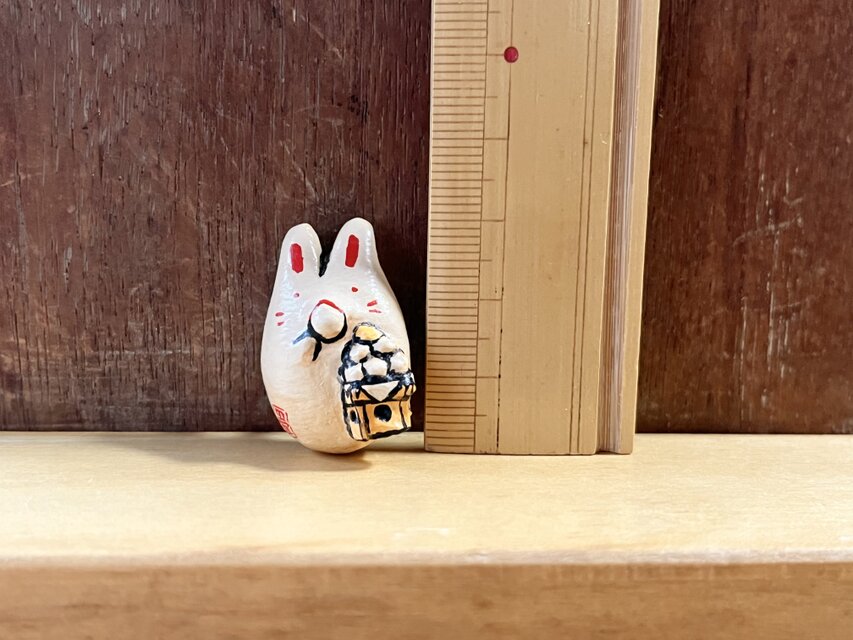 ブローチ「月見だんごを食ううさぎ」 | iichi 日々の暮らしを心地よく