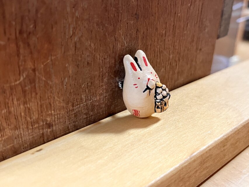 ブローチ「月見だんごを食ううさぎ」 | iichi 日々の暮らしを心地よく