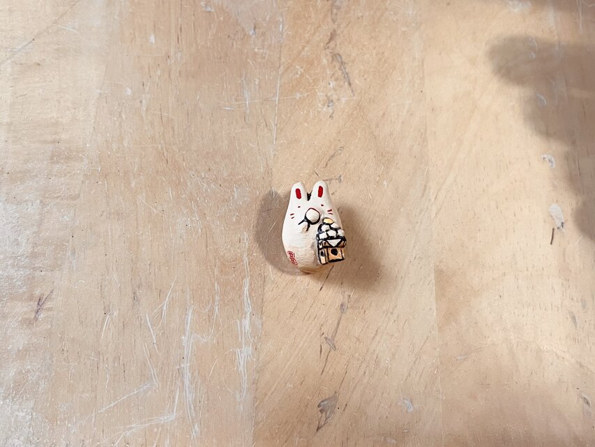 ブローチ「月見だんごを食ううさぎ」 | iichi 日々の暮らしを心地よく