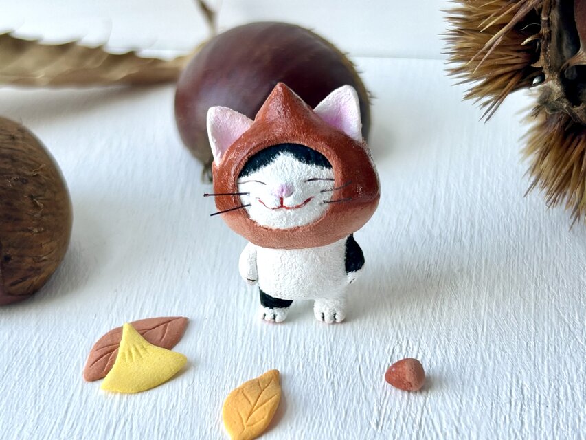 栗をかぶった猫さん（白黒） | iichi 日々の暮らしを心地よくする
