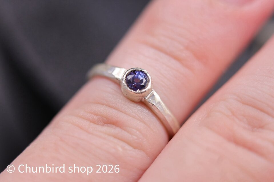 高貴なカラーで美しいパープルサファイアのK10YG小ワッカシルバーリング10号 お買い得】産地不明蛍光パープルサファイア・シルバーリング【秋夜