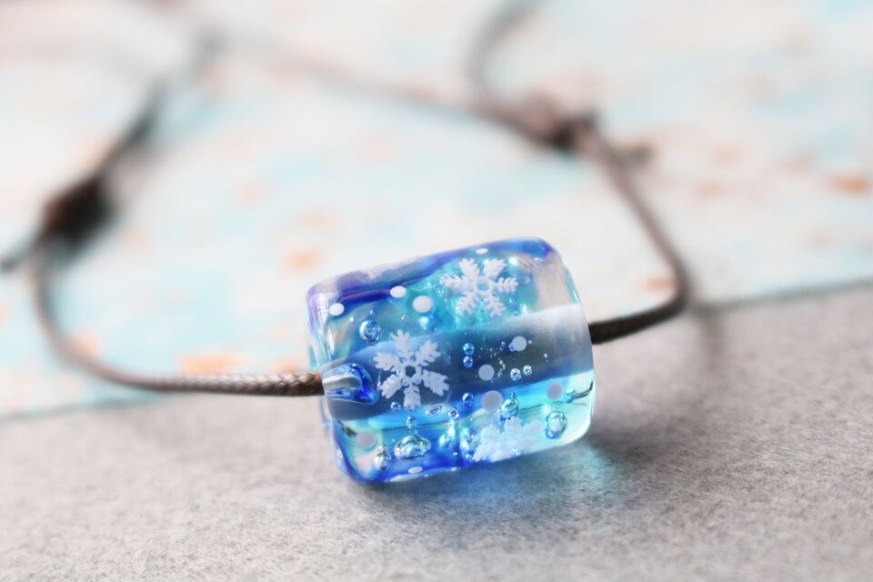 雪降る夜のひとかけら】雪の結晶のとんぼ玉 | iichi 日々の暮らしを