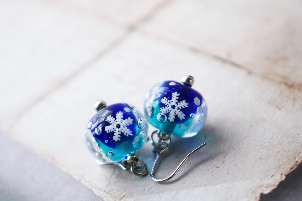 冬空に舞う雪】雪の結晶のとんぼ玉ピアス | iichi 日々の暮らしを