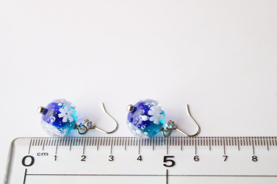 冬空に舞う雪】雪の結晶のとんぼ玉ピアス | iichi 日々の暮らしを