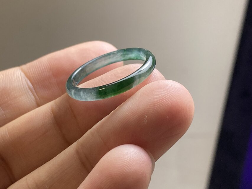 グアテマラ産天然本翡翠 A貨　高氷種　冴える緑花柄入り　くり抜きリング　約9号 L19-44 宝石質 氷種 青緑・森緑 16.0号 グアテマラ産 A貨 本翡翠