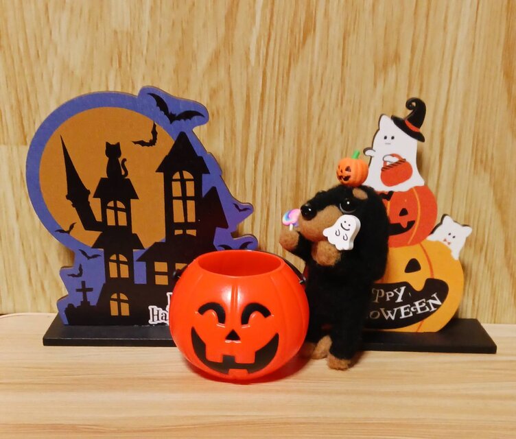 オーダー受付中❤️羊毛フェルト　ハロウィン　恐竜パグちゃん 羊毛フェルト ハロウィン ダックスフンド 頭にかぼちゃ可愛いね