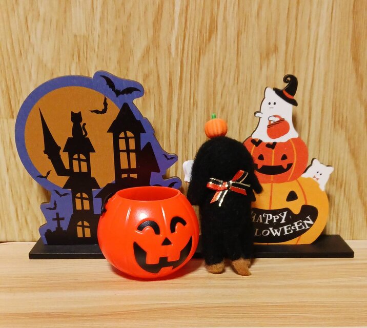 羊毛フェルト ハロウィン ダックスフンド 頭にかぼちゃ可愛いね