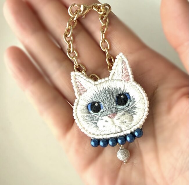 シャム猫 バッグチャーム】手刺繍 2way仕様(ブローチ) ブルーアイ 猫の