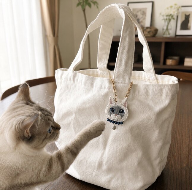シャム猫 バッグチャーム】手刺繍 2way仕様(ブローチ) ブルーアイ 猫の