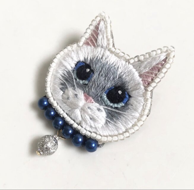 シャム猫 バッグチャーム】手刺繍 2way仕様(ブローチ) ブルーアイ 猫の