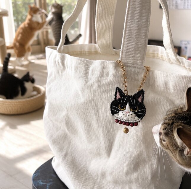 白黒ハチワレ バッグチャーム】手刺繍 2way仕様(ブローチ) ペット 猫の