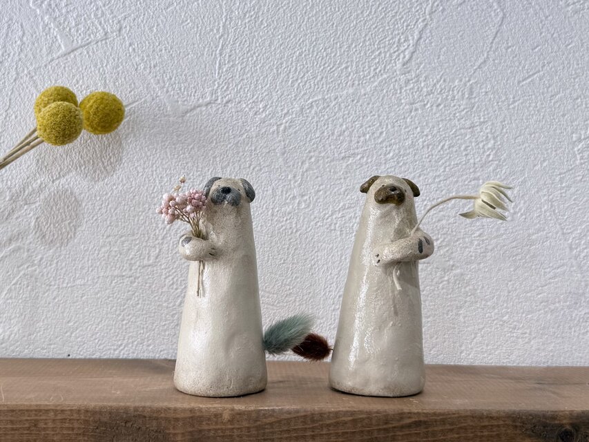 一輪挿し｜花束を贈るわんこ・パグ｜陶土の小さな花器・ドライフラワー